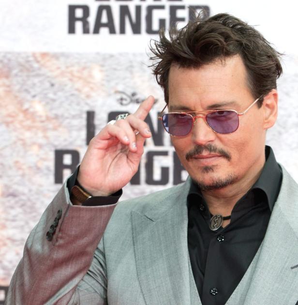 Johnny Depp bei der Premiere von „Lone Ranger“ mit Sonnenbrille und Anzug.