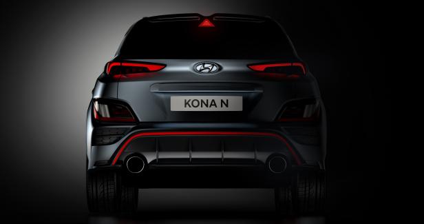 Die Rückansicht eines grauen Hyundai Kona N mit roten Akzenten.