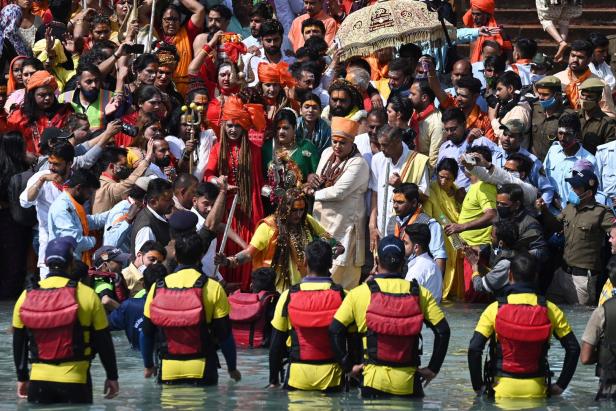 Das rituelle Bad im Ganges ohne Abstandsregeln