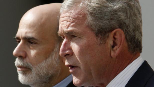 George W. Bush und Ben Bernanke im Profil.