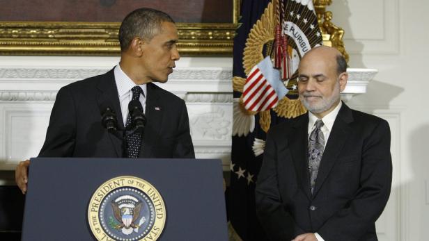 Barack Obama spricht neben Ben Bernanke bei einer Pressekonferenz.