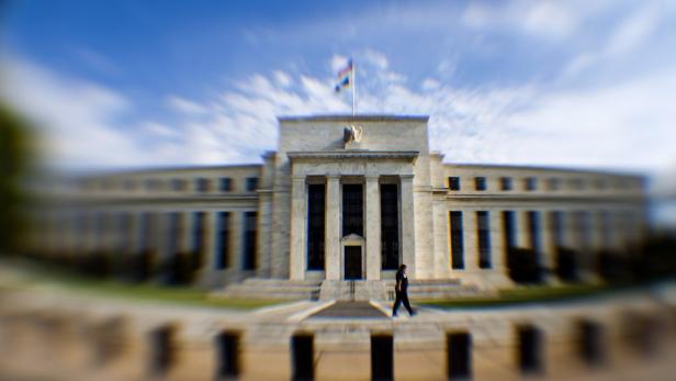 Ein Mann geht vor dem Gebäude der US-Notenbank in Washington, D.C..