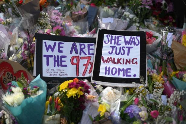 Mord an Britin: Polizeieinsatz befeuert Debatte über Gewalt an Frauen