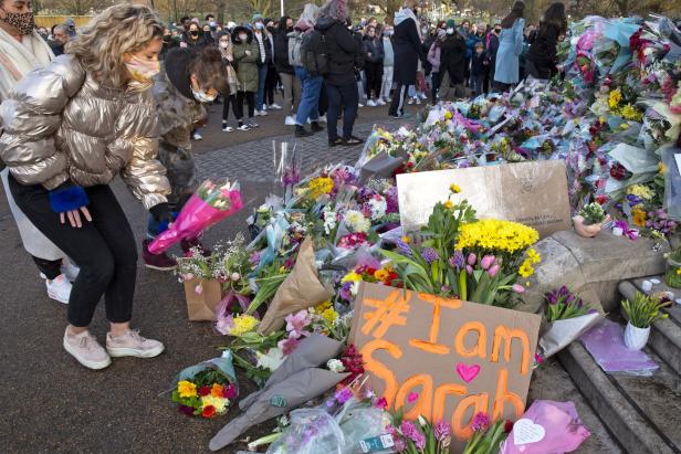 Mord an Britin: Polizeieinsatz befeuert Debatte über Gewalt an Frauen