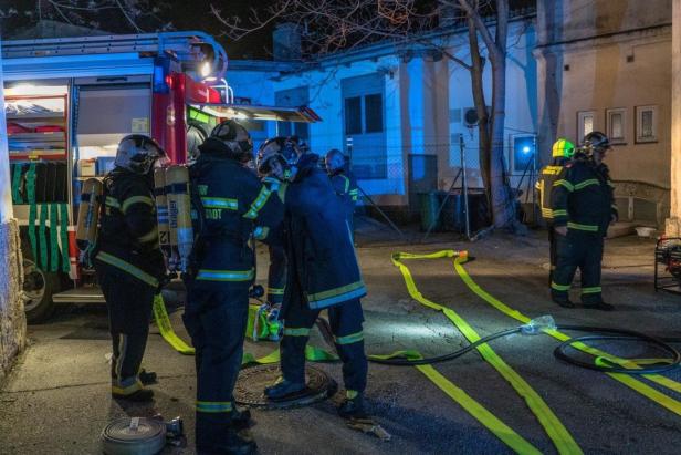 Brandstiftung: Autoreifen in Stiegenhaus in Neunkirchen angezündet