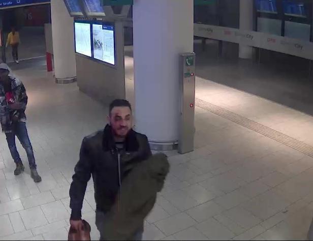 Messerattacke und Handyraub zu Silvester: Polizei sucht diesen Mann