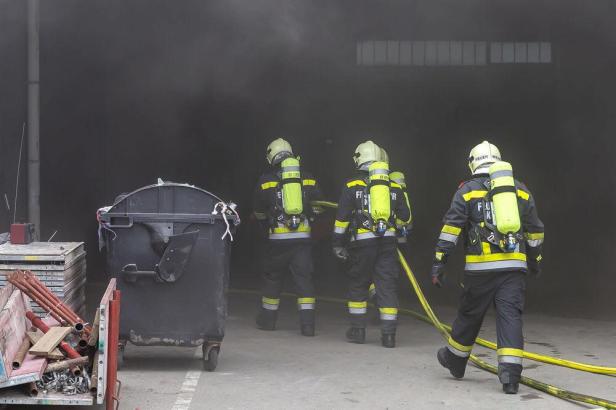 Anhänger brannte in Kremser Betriebshalle