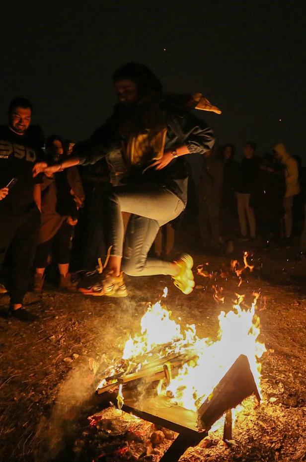 Das persische Feuerfest zum neuen Jahr stresst die Mullahs