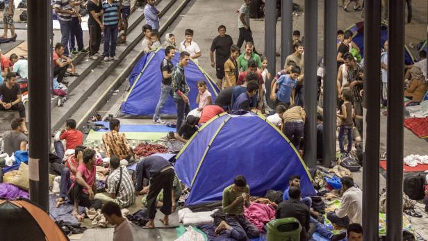 Ungarische Polizei sperrte Flüchtlinge aus dem Bahnhof