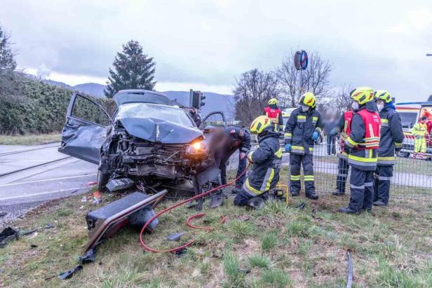 Kollision: Zwei Verletzte auf Bahnübergang in Pitten