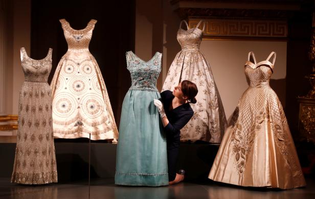 Royal Style: Ausstellung zeigt Garderobe der Queen