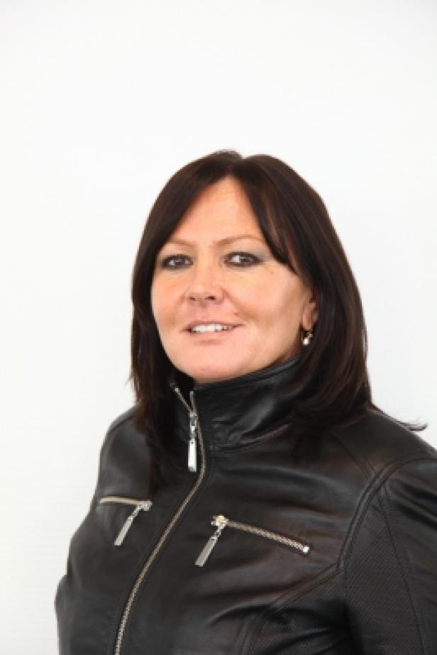Silvia Meister, stellvertretende Chefredakteurin News (c: verlagsgruppe news) Eine Frau mit dunklen Haaren trägt eine schwarze Lederjacke.