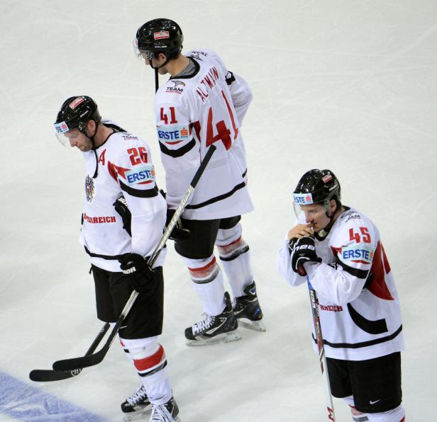 Drei österreichische Eishockeyspieler in ihren Trikots auf dem Eis.