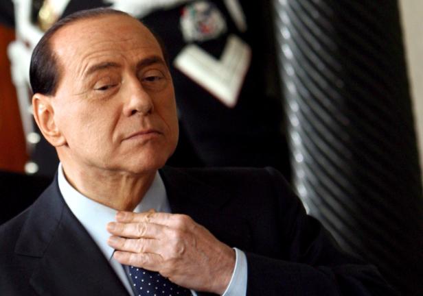 Silvio Berlusconi, Politiker: Wir wären alle gern so gebräunt wie Naomi Campbell und Barrack Obama. Silvio Berlusconi richtet seine Krawatte.