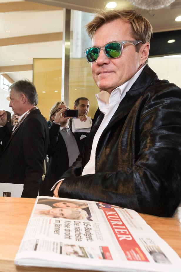 Dieter Bohlen, TV-Juror: Dein Talent ist null. Und null ist noch aufgerundet. Dieter Bohlen mit Sonnenbrille und Zeitung „Kurier“.