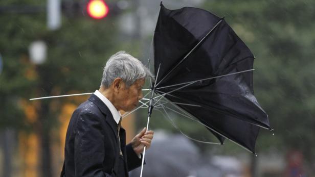 Taifun "Roke" fegte über Japan