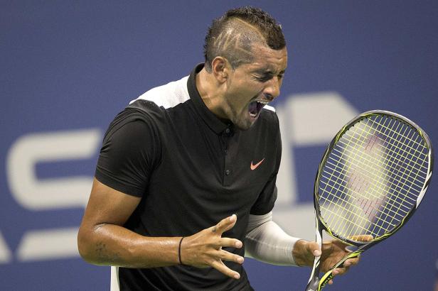 Nick Kyrgios schreit während eines Tennisspiels mit seinem Schläger in der Hand.
