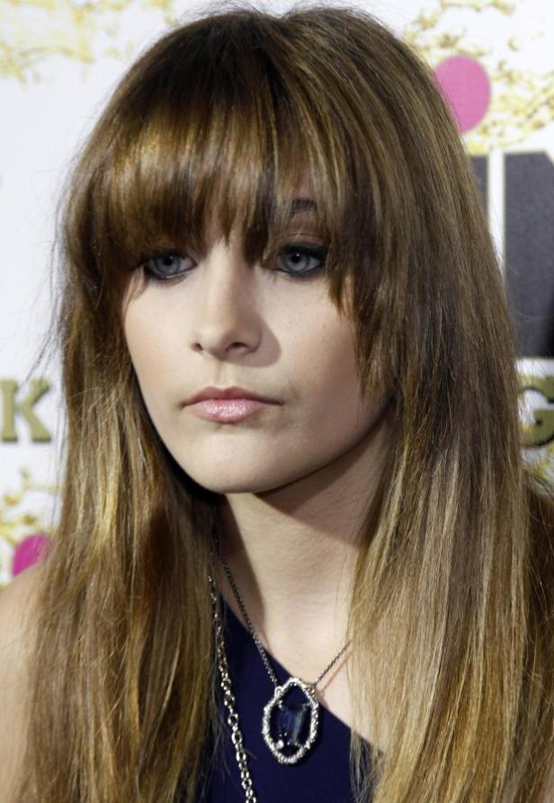 Paris Jackson mit langen, braunen Haaren und einem dunklen Kleid.