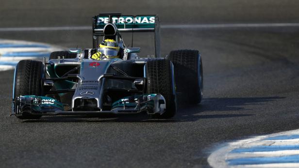 Ein Formel-1-Rennwagen auf einer Rennstrecke.