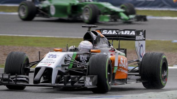 Ein Formel-1-Rennwagen auf einer Rennstrecke.