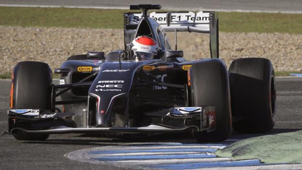 Ein Formel-1-Rennwagen des Sauber F1 Teams auf einer Rennstrecke.