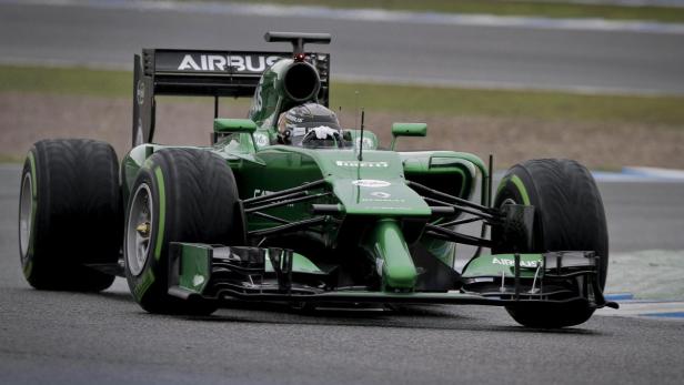 Ein grüner Formel-1-Rennwagen auf einer Rennstrecke.