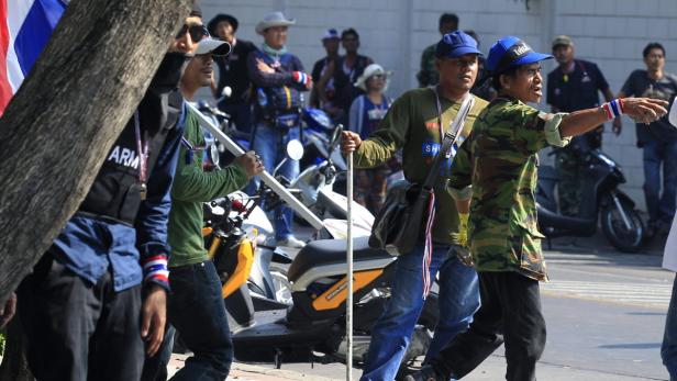 Eine Gruppe von Demonstranten marschiert auf einer Straße.