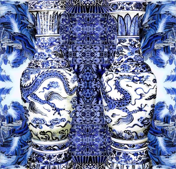 Zwei blau-weiße Vasen mit Drachenmotiven vor einem gemusterten Hintergrund.