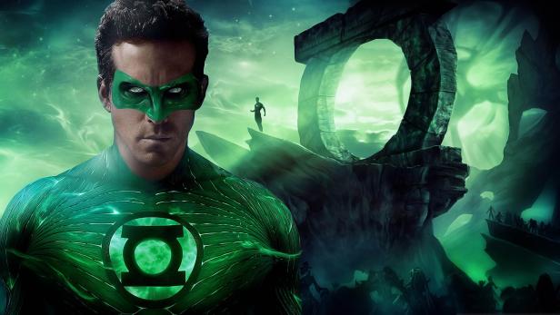 Ryan Reynolds als Green Lantern vor einer grünen, außerirdischen Landschaft.