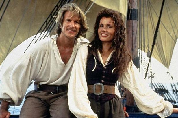 Geena Davis und Matthew Modine auf einem Segelschiff, möglicherweise eine Szene aus dem Film „Cutthroat Island“.