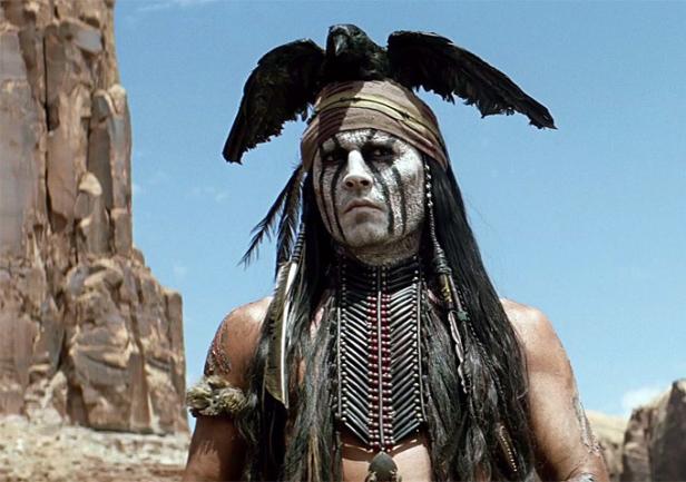 Johnny Depp als Tonto mit Kriegsbemalung und einem Raben auf dem Kopf.