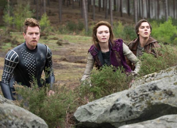 Ewan McGregor, Eleanor Tomlinson und Nicholas Hoult in mittelalterlichen Kostümen in einer Waldlandschaft.