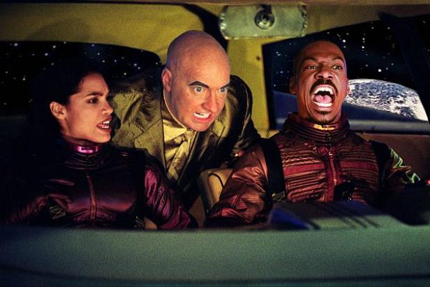 Rosario Dawson, Mike Myers und Eddie Murphy in einer Szene aus dem Film „Pluto Nash – Im Kampf gegen die Mondmafia“.