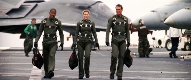 Jamie Foxx, Jessica Biel und Josh Lucas in Pilotenuniformen auf einem Flugzeugträger.