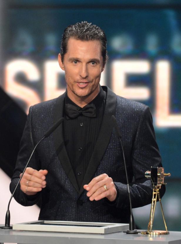 Matthew McConaughey bei einer Preisverleihung am Rednerpult.