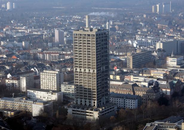 Ein unfertiges Hochhaus mit dem Schriftzug „Elfelsen“ überragt die Stadt.