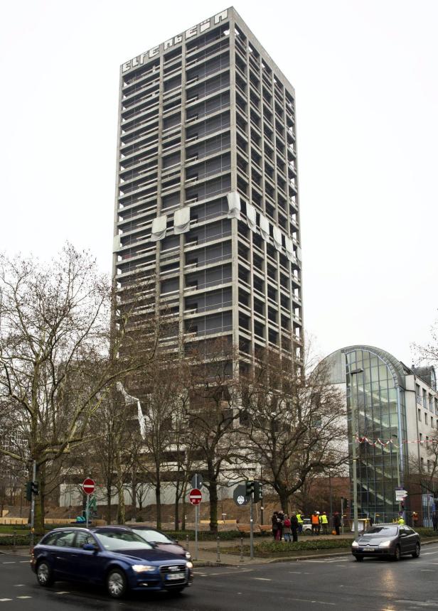 Ein unfertiges Hochhaus mit dem Schriftzug „Elfenbeinturm“ in Frankfurt am Main.