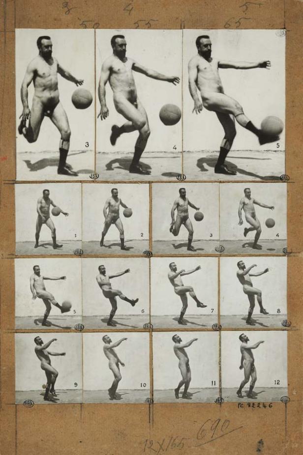 Eine Fotoserie zeigt einen Mann, der einen Ball tritt.