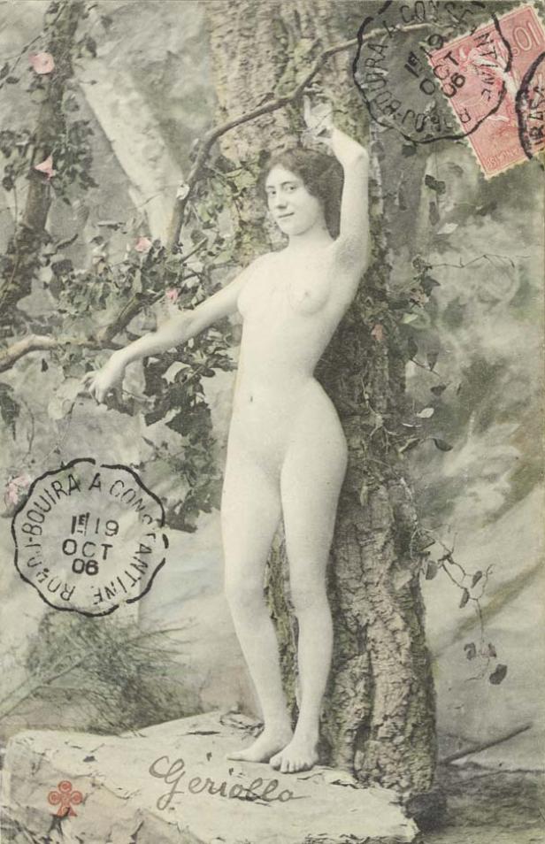 Eine Aktaufnahme einer Frau, die an einem Baum lehnt, im Stil einer alten Postkarte.