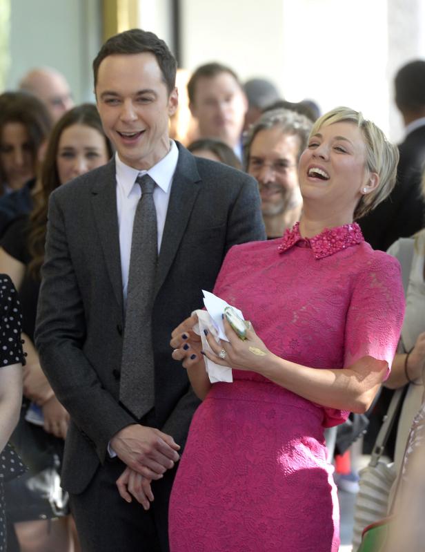 Jim Parsons und Kaley Cuoco lachen zusammen bei einer Veranstaltung.