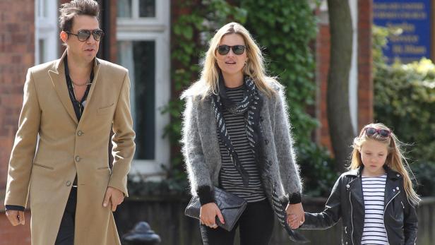 www.pps.atJamie Hince, Kate Moss, Lila Grace Spotted in Hampstead, London, England.April 10th, 2012full length grey gray black blue white sunglasses shades beige coat scarf holding hands family mother mom mum daughter kid child jacket stripe beige married Kate Moss will ihre Ehe retten