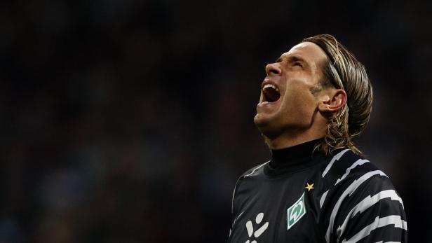 Ein schreiender Fußballtorwart im Trikot von Werder Bremen.