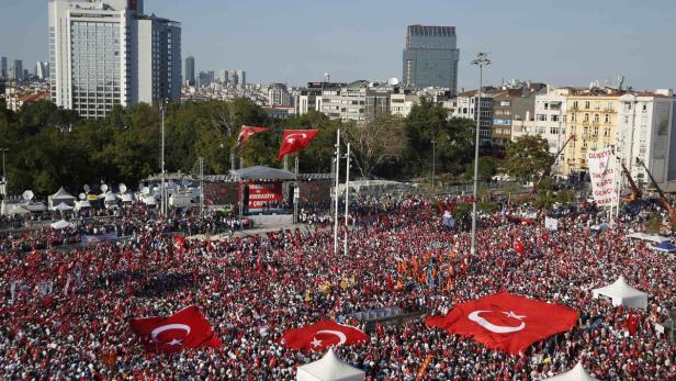 Anhänger und Gegner Erdogans demonstrierten in Istanbul