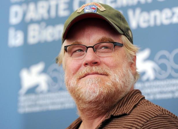 Porträt von Philip Seymour Hoffman mit Brille und Baseballkappe.