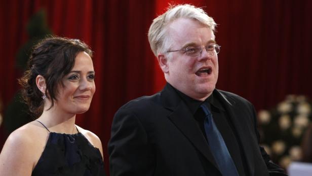 Philip Seymour Hoffman mit einer Frau auf dem roten Teppich.