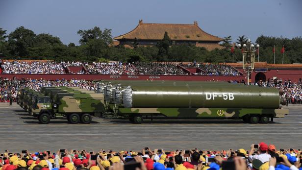 Militärparade mit DF-5B-Raketen in Peking vor jubelnder Zuschauermenge.