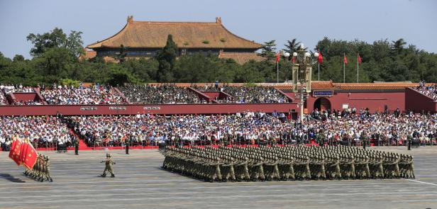 Eine Militärparade auf dem Tian'anmen-Platz in Peking vor einer großen Zuschauermenge.