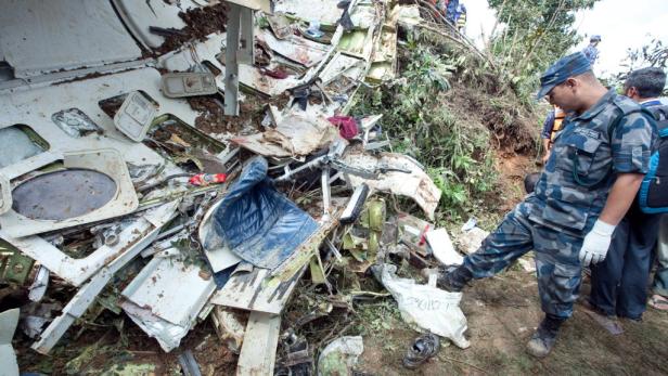 Touristenflugzeug in Nepal abgestürzt