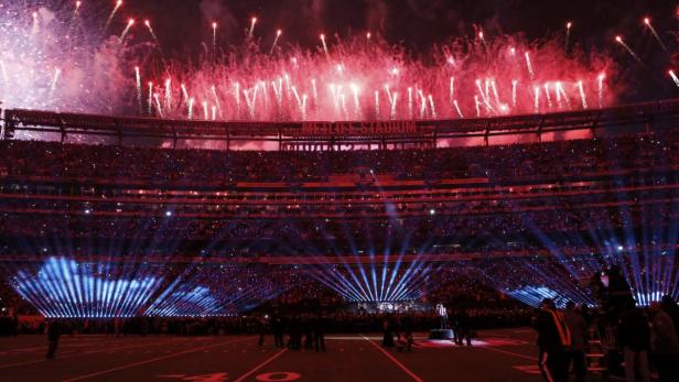 Feuerwerk und Lichtshow im MetLife Stadium vor einem Publikum.