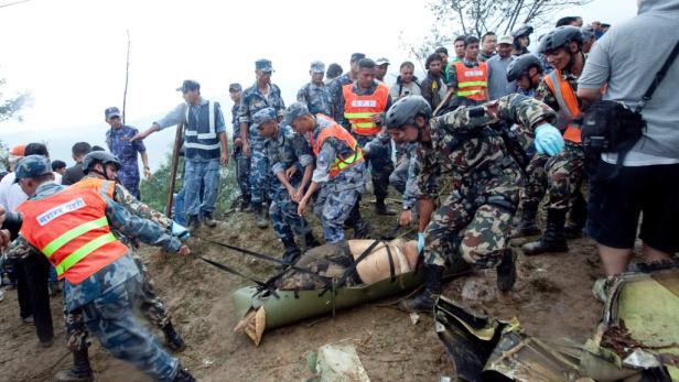 Touristenflugzeug in Nepal abgestürzt